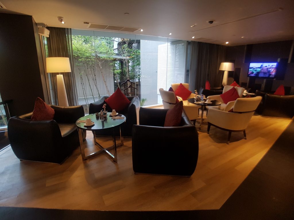 Park Plaza Bangkok Soi 18 - śniadanie: wygodne fotele