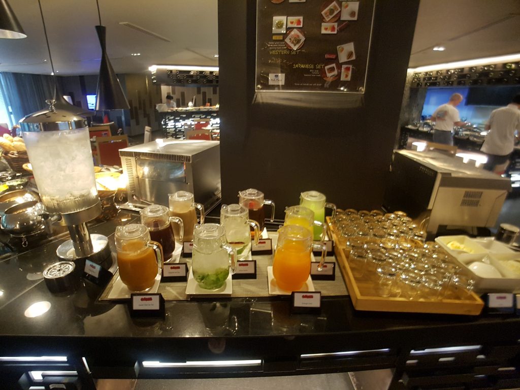 Park Plaza Bangkok Soi 18 - śniadanie: wybór soków