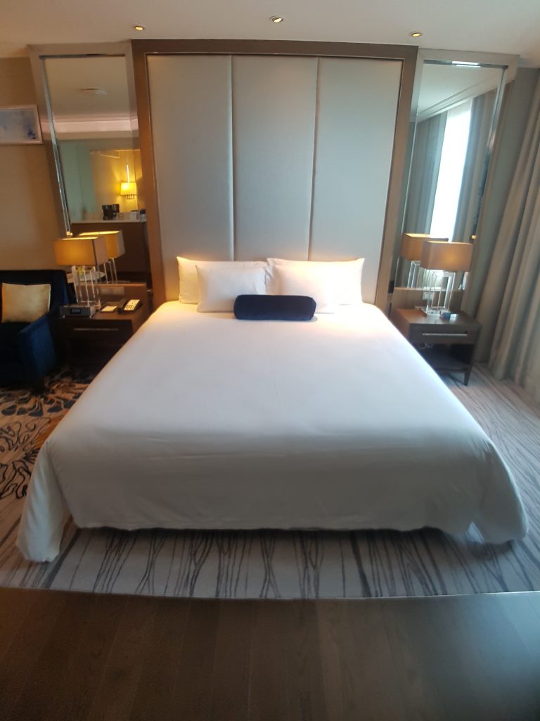 Radisson Blu Plaza Bangkok, Bangkok - apartament 2512 - łóżko