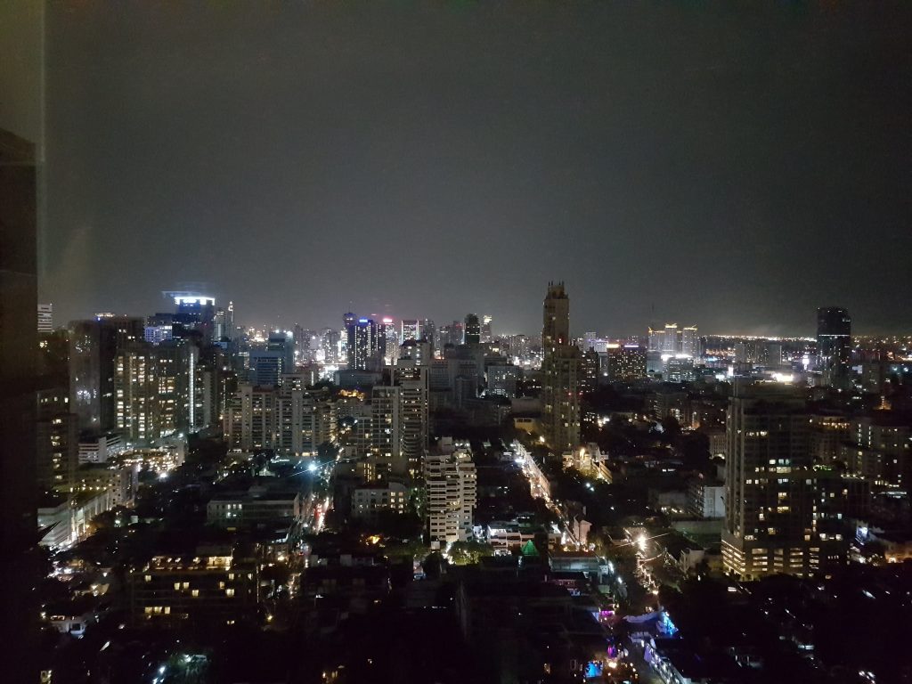 Radisson Blu Plaza Bangkok, Bangkok - lounge - widok z okna - nocą