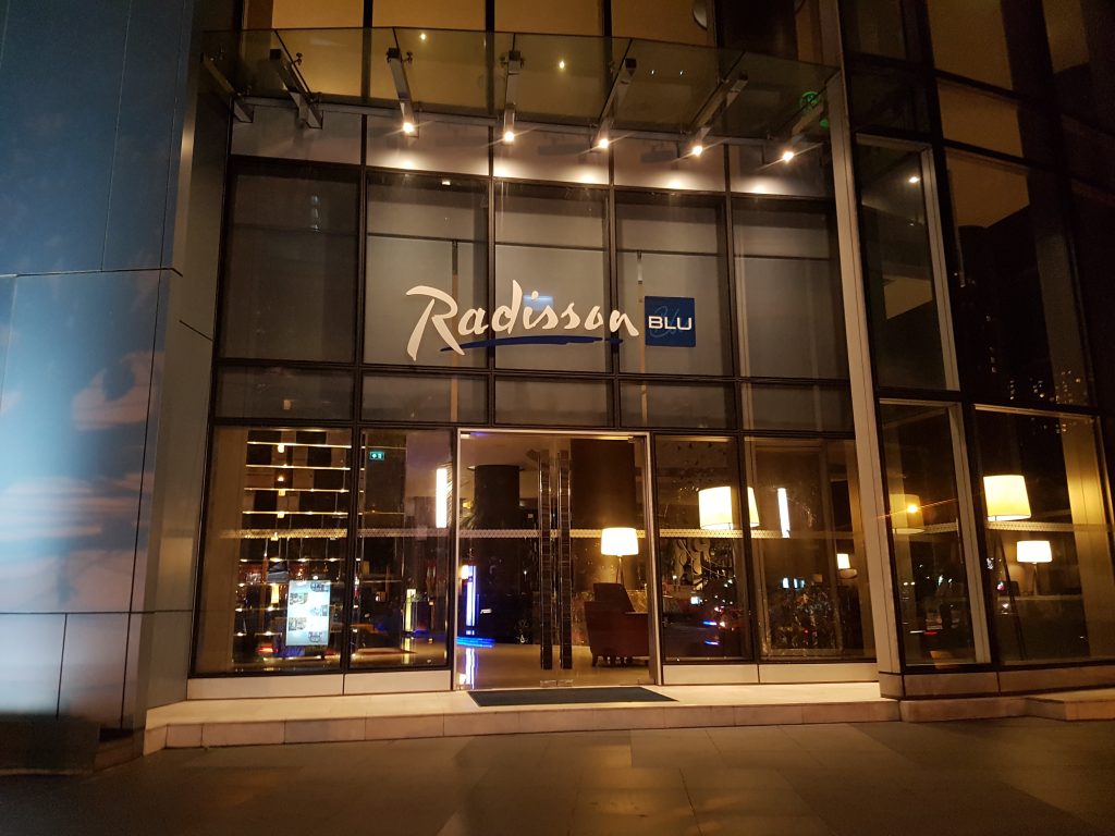 Radisson Blu Plaza Bangkok, Bangkok - wejście od strony ulicy - nocą