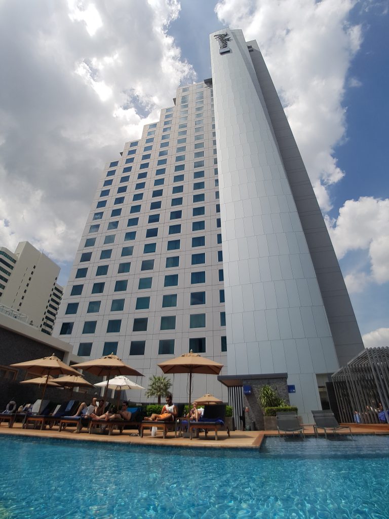 Radisson Blu Plaza Bangkok, Bangkok - basen - widok na hotel