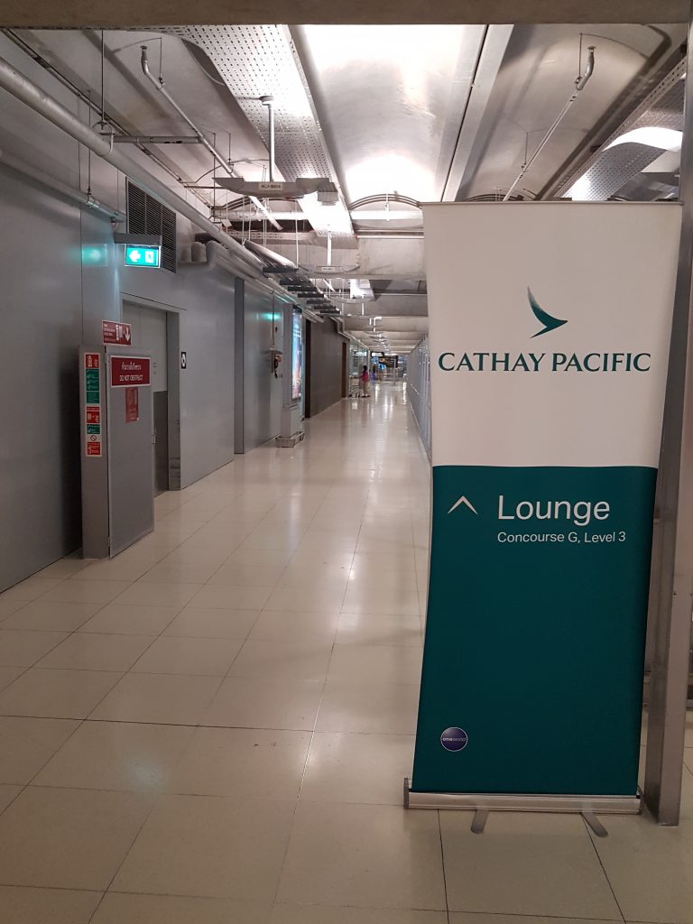 Cathay Pacific - Salonik biznesowy Cathay Pacific First and Business Class Lounge, Bangkok - oznaczenia
