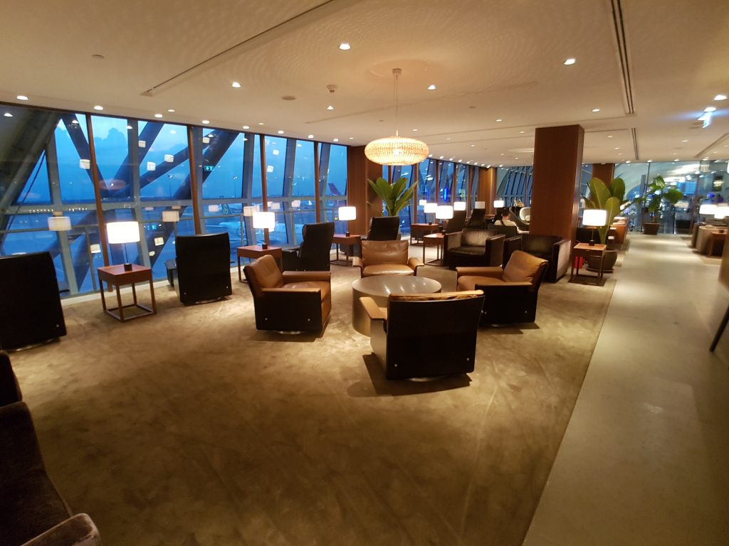 Cathay Pacific - Salonik biznesowy Cathay Pacific First and Business Class Lounge, Bangkok - biuro - strefa wypoczynkowa