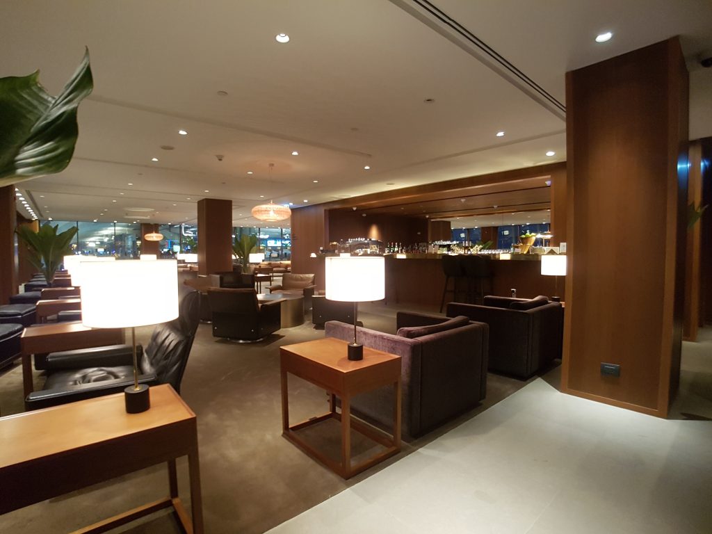 Cathay Pacific - Salonik biznesowy Cathay Pacific First and Business Class Lounge, Bangkok - biuro - strefa wypoczynkowa - widok na bar