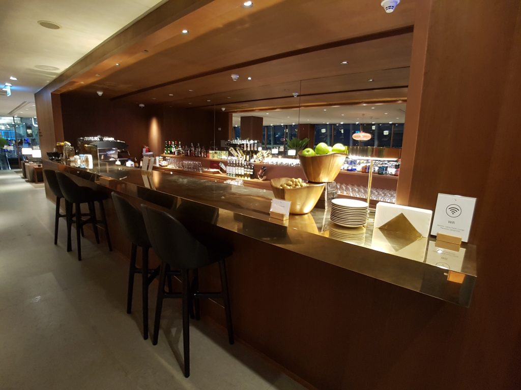 Cathay Pacific - Salonik biznesowy Cathay Pacific First and Business Class Lounge, Bangkok - bar