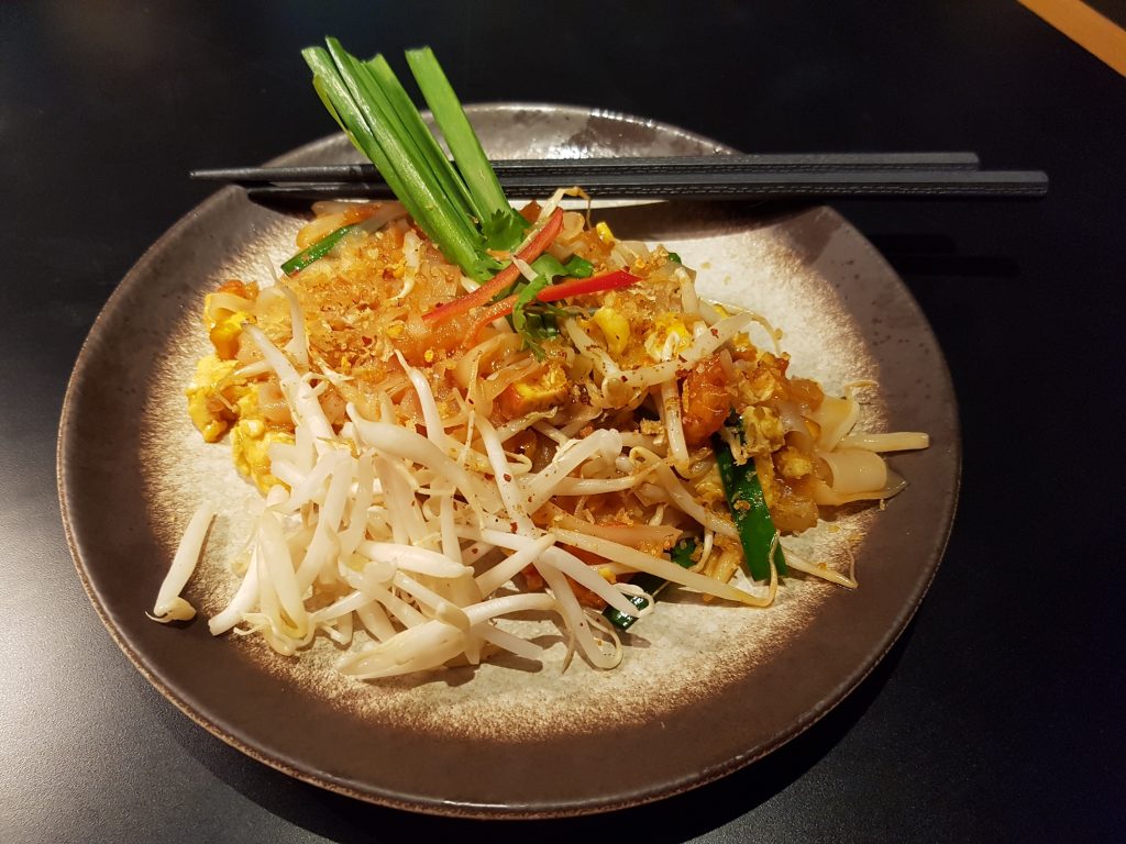 Cathay Pacific - Salonik biznesowy Cathay Pacific First and Business Class Lounge, Bangkok - restauracja - pad thai