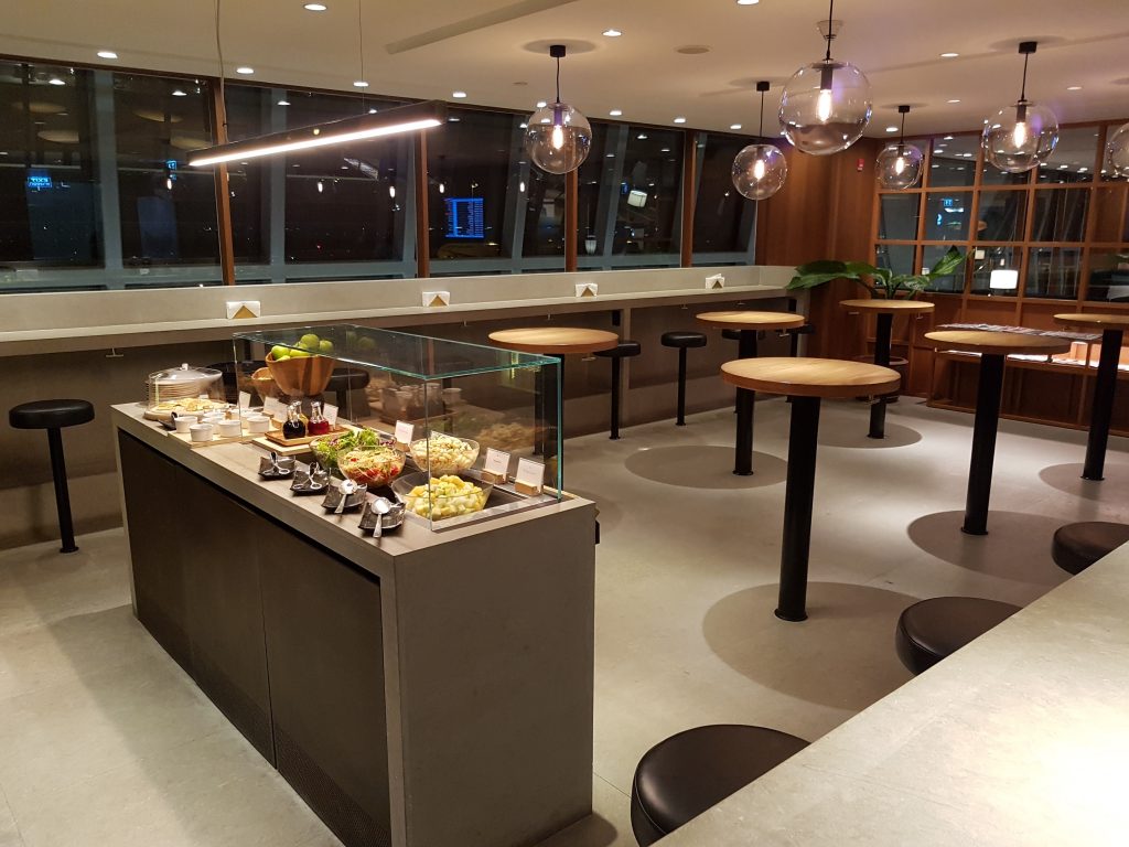 Cathay Pacific - Salonik biznesowy Cathay Pacific First and Business Class Lounge, Bangkok - bufet