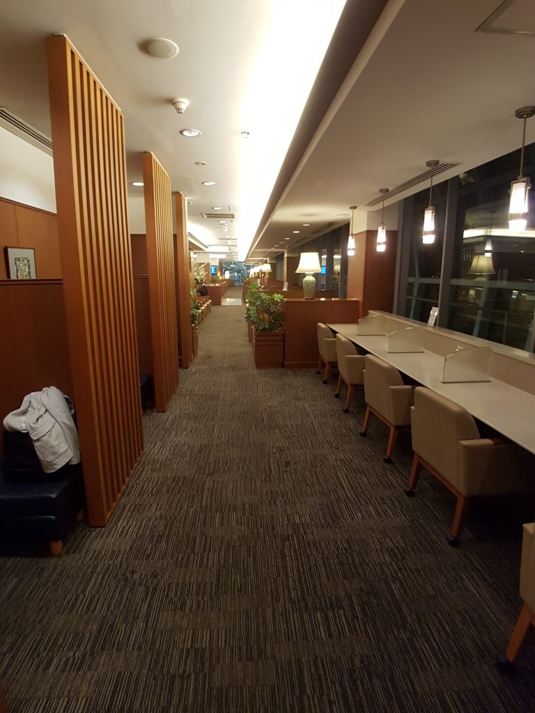 Japan Airlines - Salonik biznesowy Sakura Lounge, Bangkok - miejsca z dodatkową prywatnością