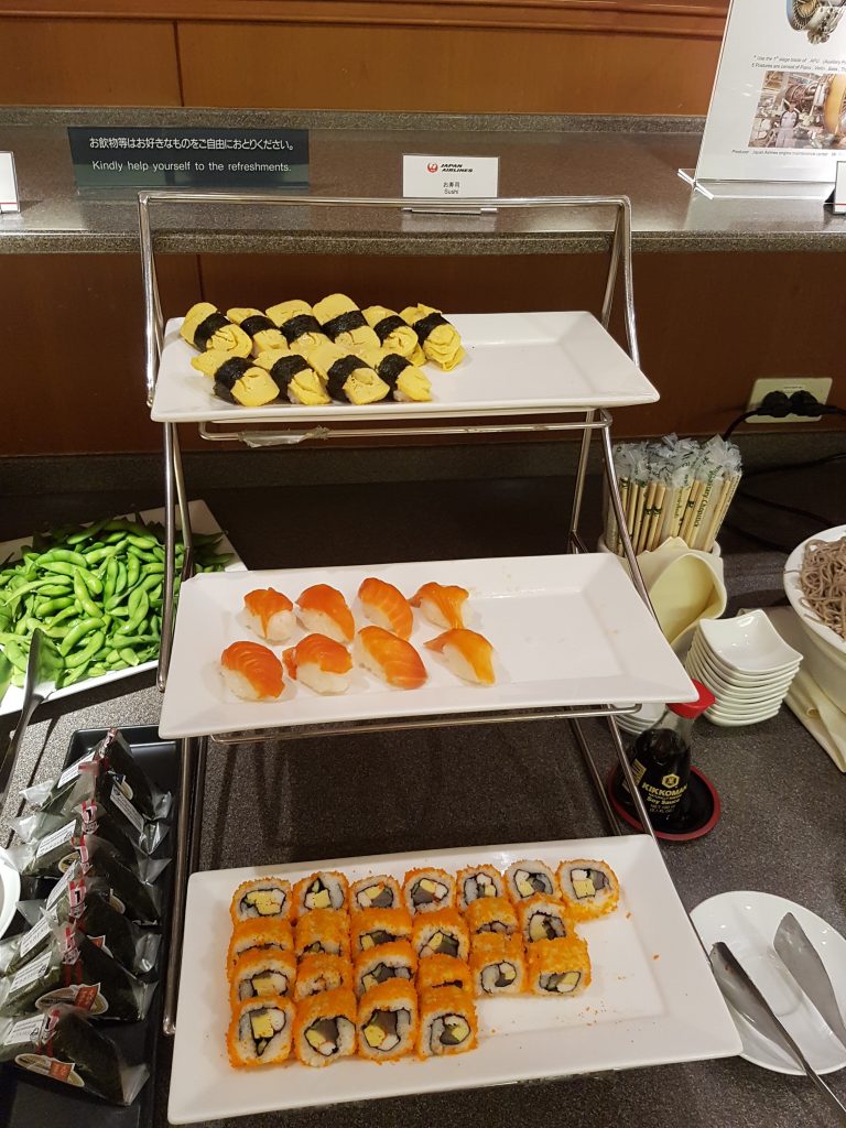 Japan Airlines - Salonik biznesowy Sakura Lounge, Bangkok - sushi