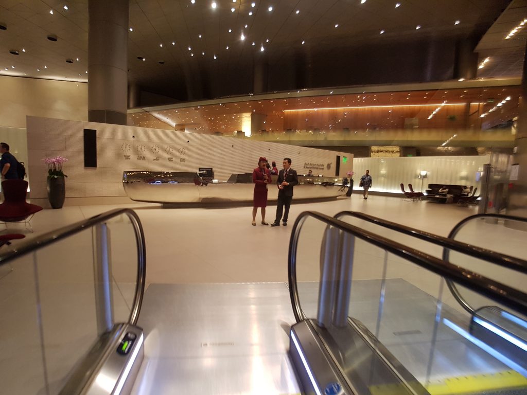 Salonik biznesowy Qatar Airways Al Mourjan Business Lounge, Doha - recepcja