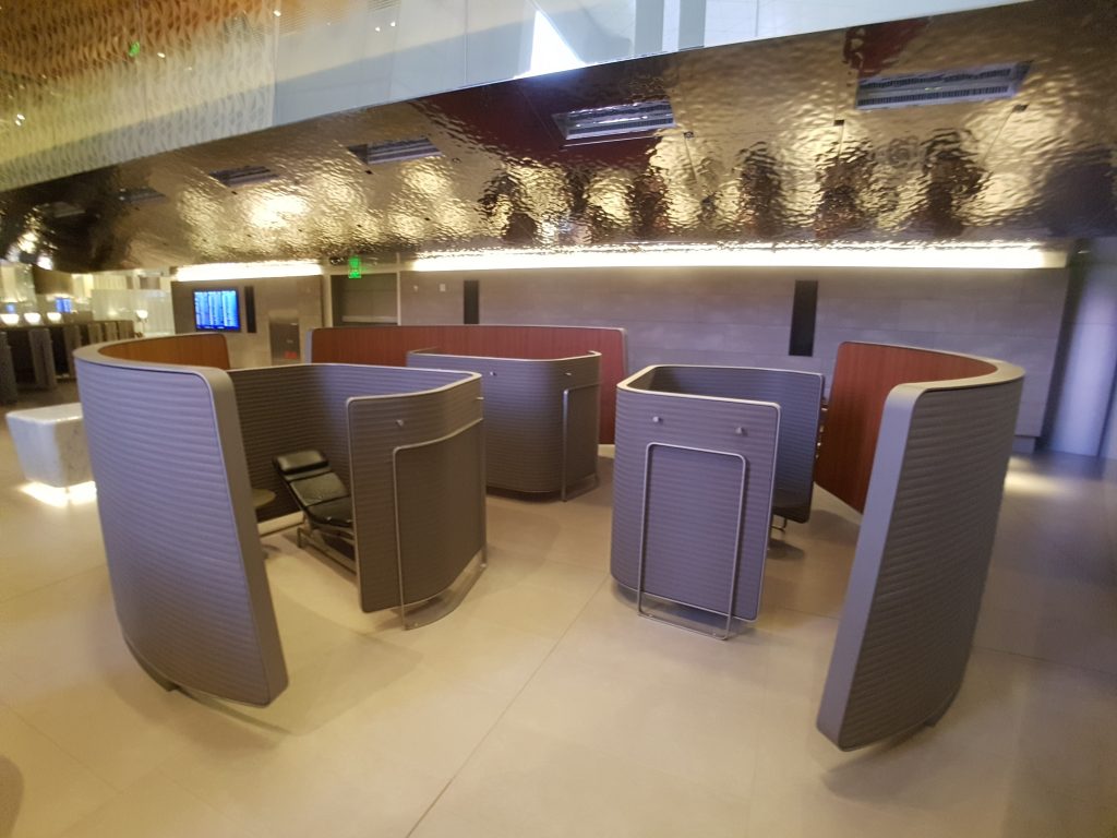 Salonik biznesowy Qatar Airways Al Mourjan Business Lounge, Doha - szezlągi