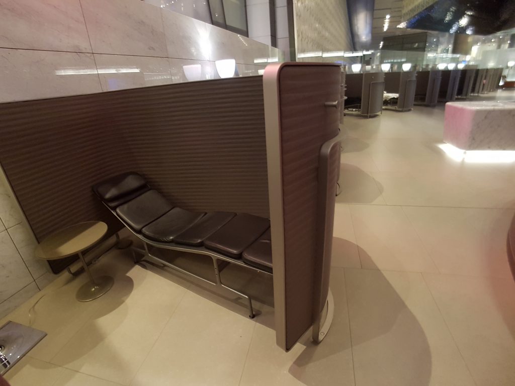 Salonik biznesowy Qatar Airways Al Mourjan Business Lounge, Doha - szezlągi