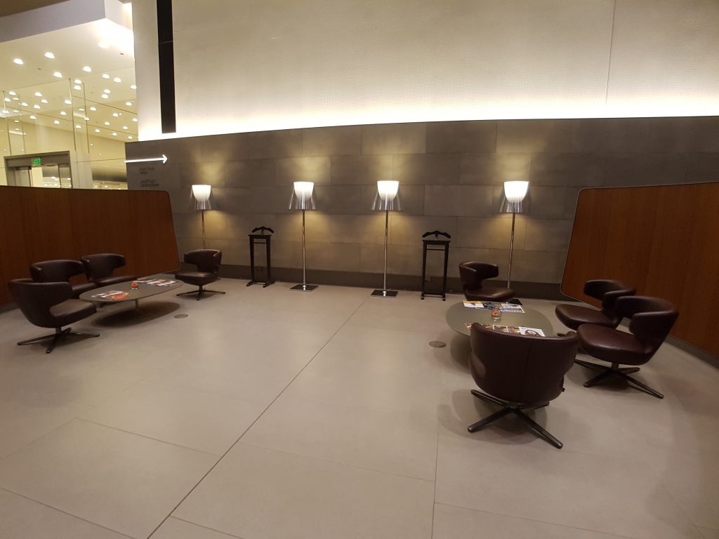 Salonik biznesowy Qatar Airways Al Mourjan Business Lounge, Doha - strefa wypoczynkowa