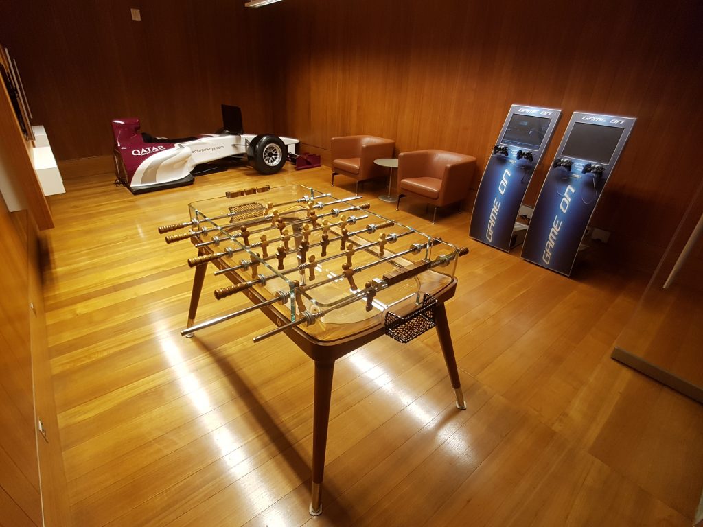 Salonik biznesowy Qatar Airways Al Mourjan Business Lounge, Doha - kącik dla graczy