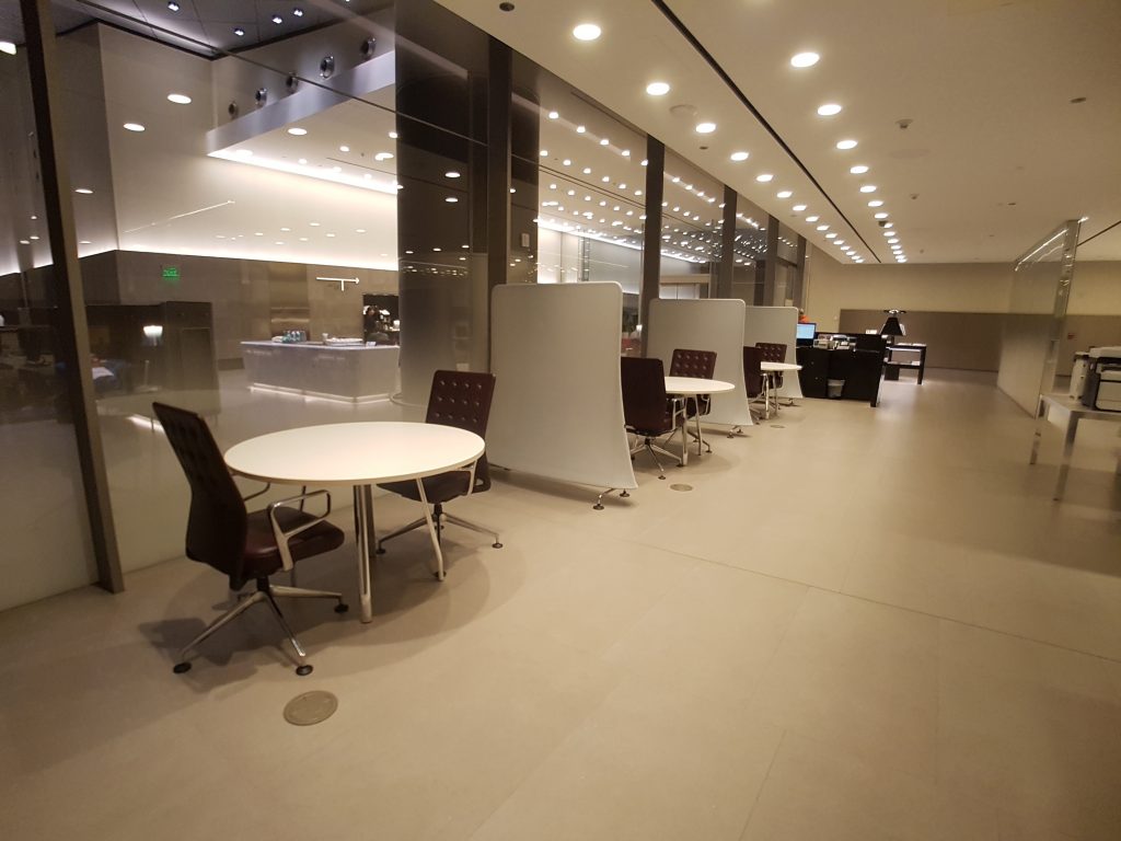 Salonik biznesowy Qatar Airways Al Mourjan Business Lounge, Doha - centrum biznesowe