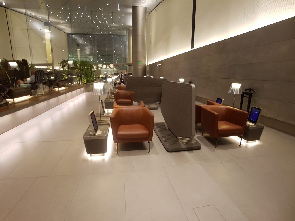 Salonik biznesowy Qatar Airways Al Mourjan Business Lounge, Doha - strefa wypoczynkowa