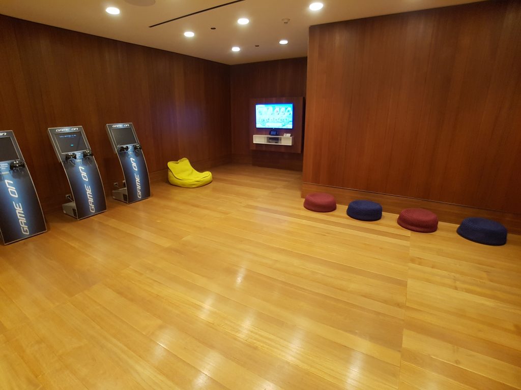 Salonik biznesowy Qatar Airways Al Mourjan Business Lounge, Doha - kącik dla graczy