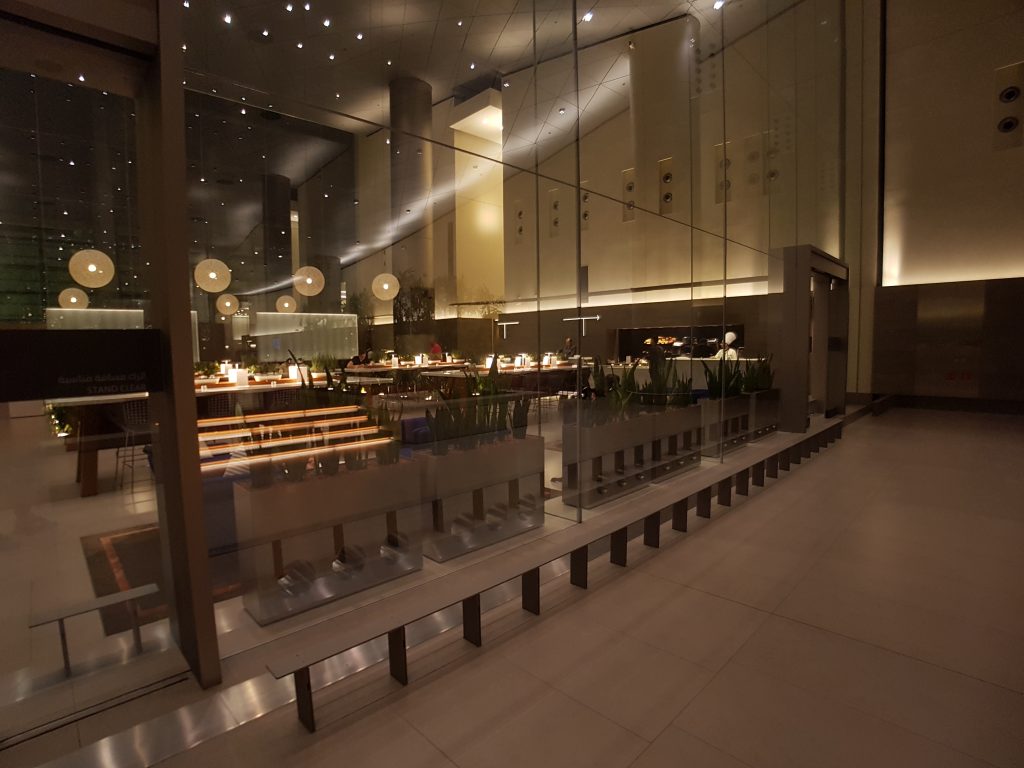 Salonik biznesowy Qatar Airways Al Mourjan Business Lounge, Doha - restauracja