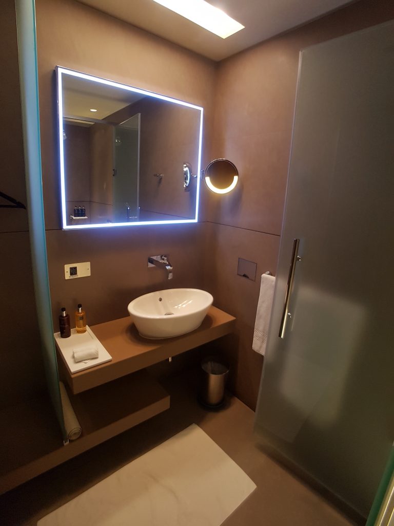 Salonik biznesowy Qatar Airways Al Mourjan Business Lounge, Doha - pokój prysznicowy
