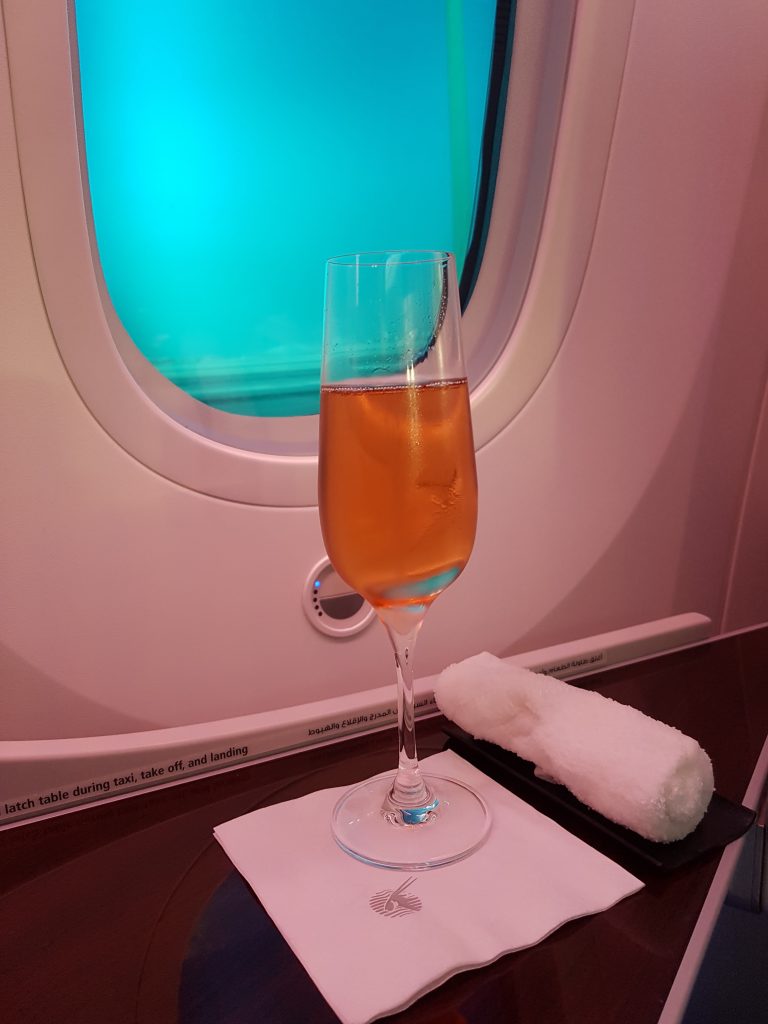 Klasa Biznes Qatar Airways B787 Dreamliner – welcome drink