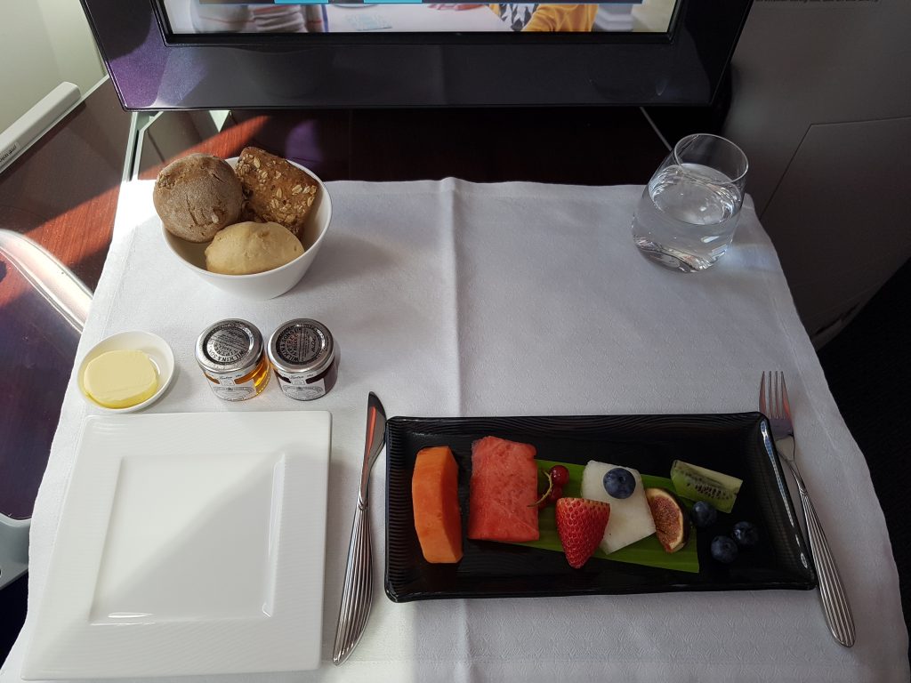 Klasa Biznes Qatar Airways B787 Dreamliner – talerz owoców
