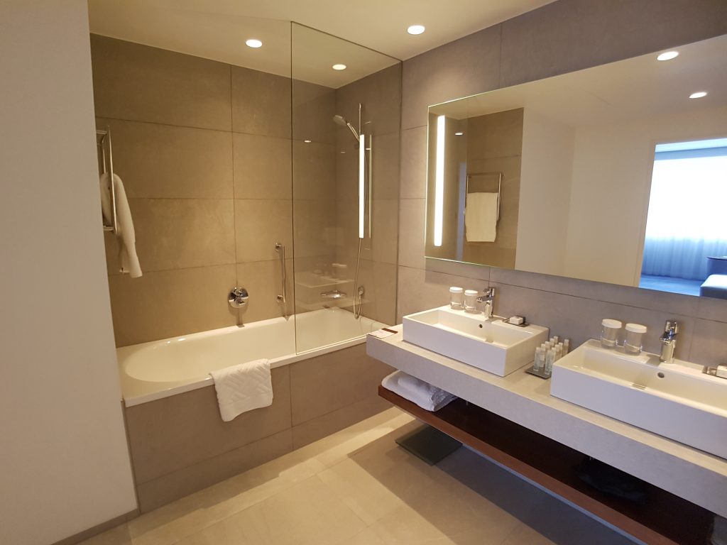 DoubleTree by Hilton Hotel, Wrocław - toaleta w Apartamencie OVO