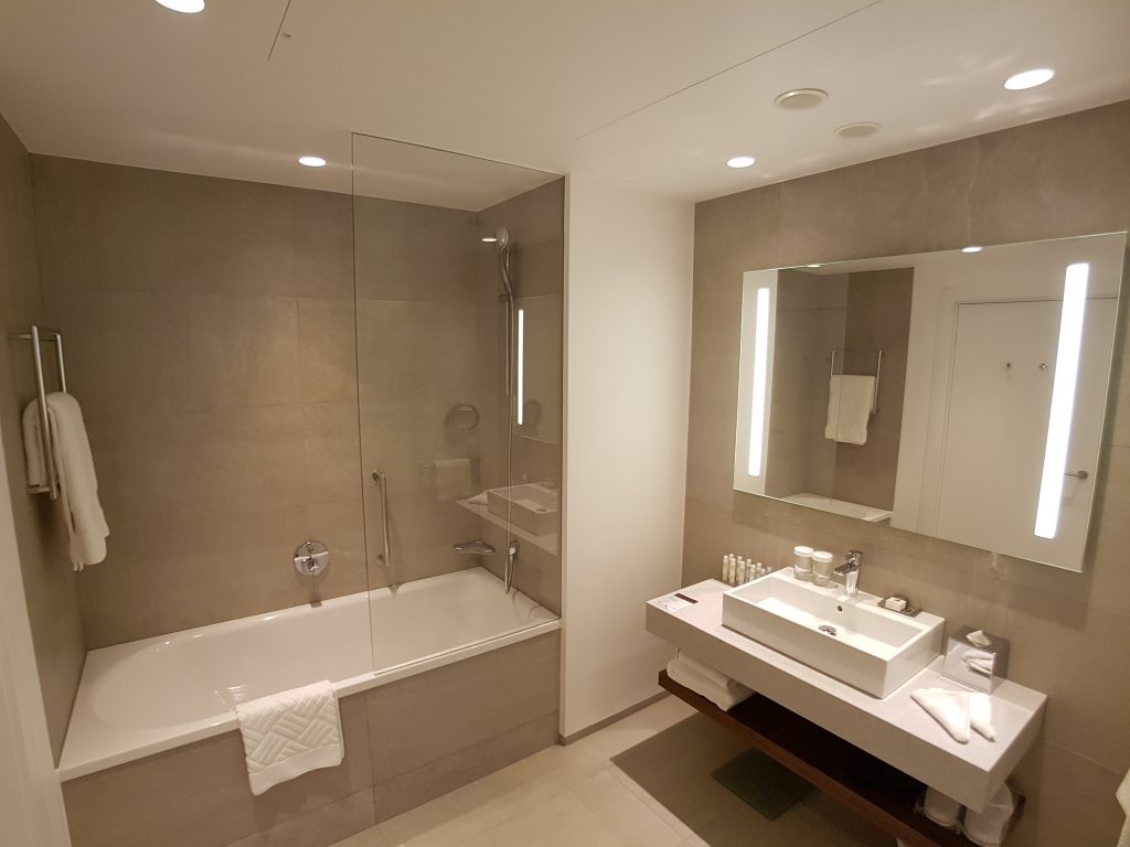 DoubleTree by Hilton Hotel, Wrocław - One Bedroom Suite, toaleta