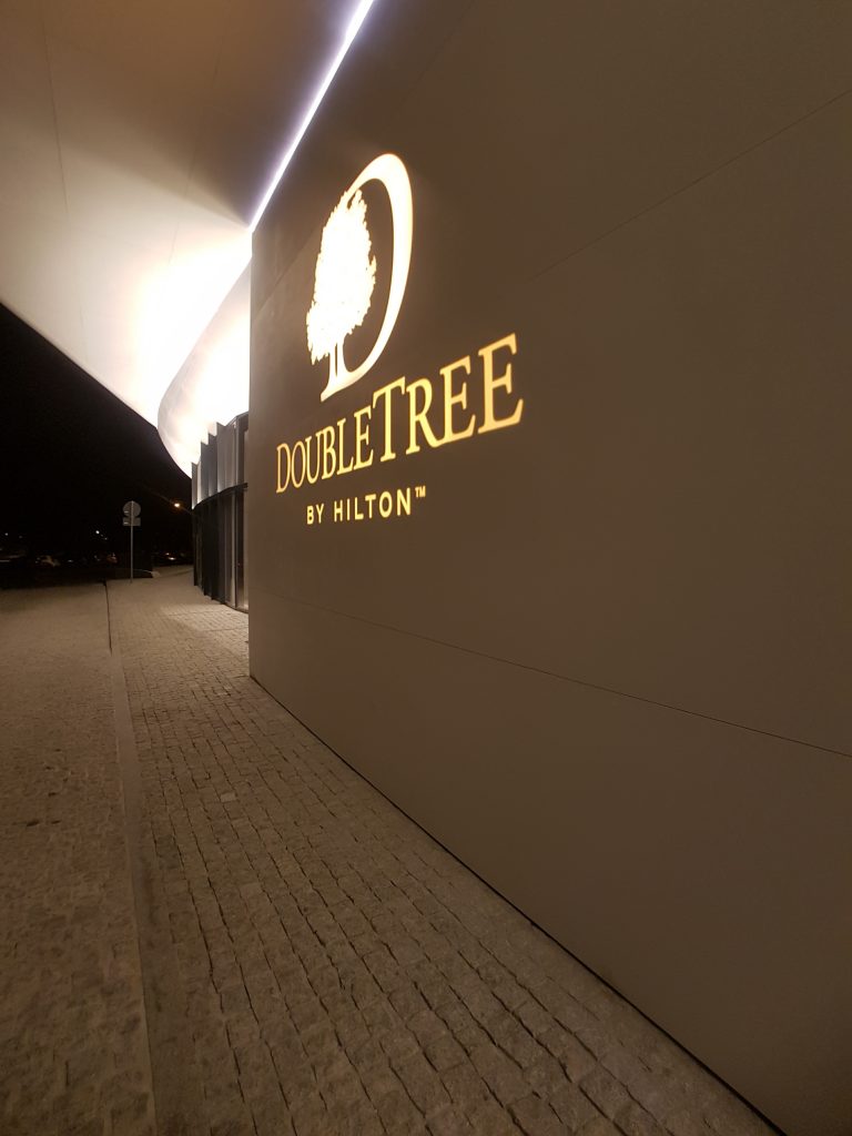 DoubleTree by Hilton Hotel, Wrocław - podświetlane logo hotelu przy wejściu głównym