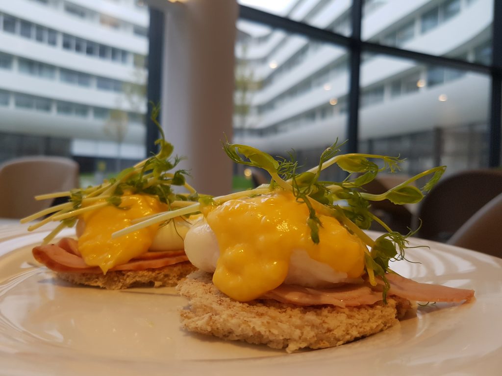 DoubleTree by Hilton Hotel, Wrocław - śniadanie w restauracji OVO, jajka po benedyktyńsku