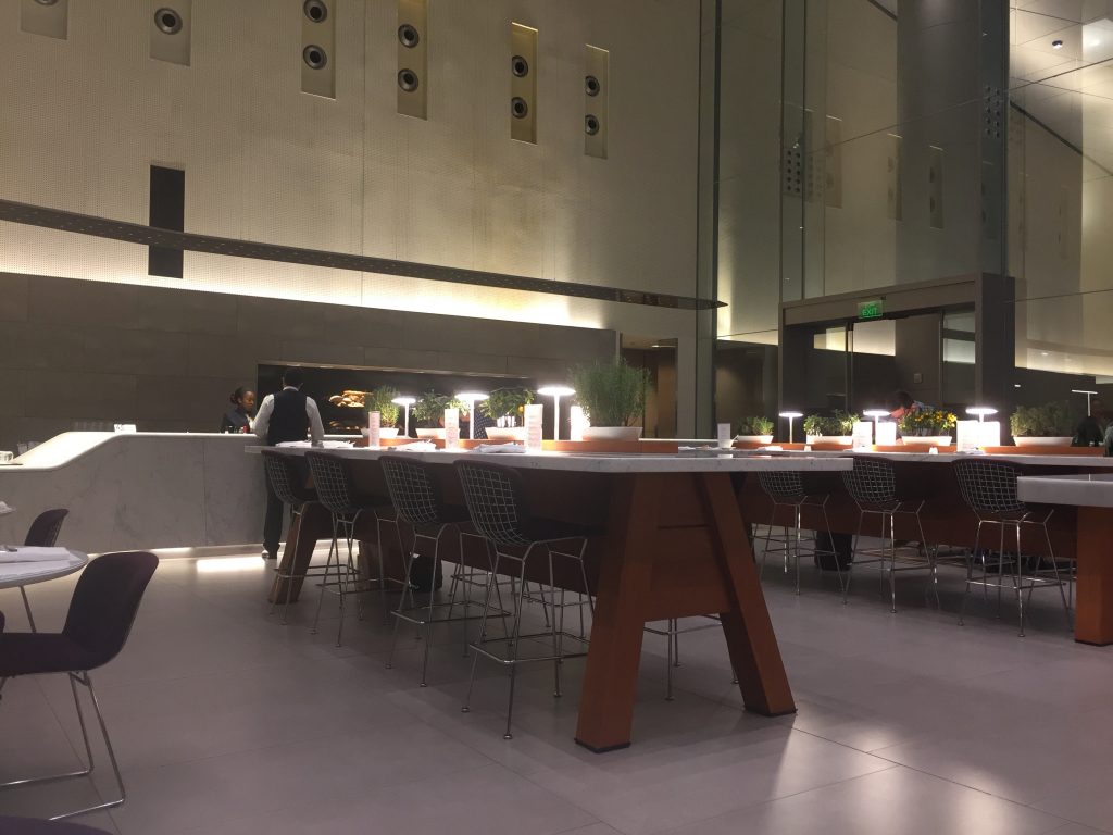 Salonik biznesowy Qatar Airways Al Mourjan Business Lounge, Doha - restauracja