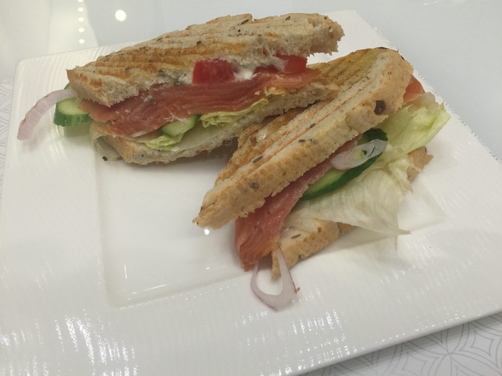 Salonik biznesowy Qatar Airways Al Mourjan Business Lounge, Doha - restauracja, sandwich