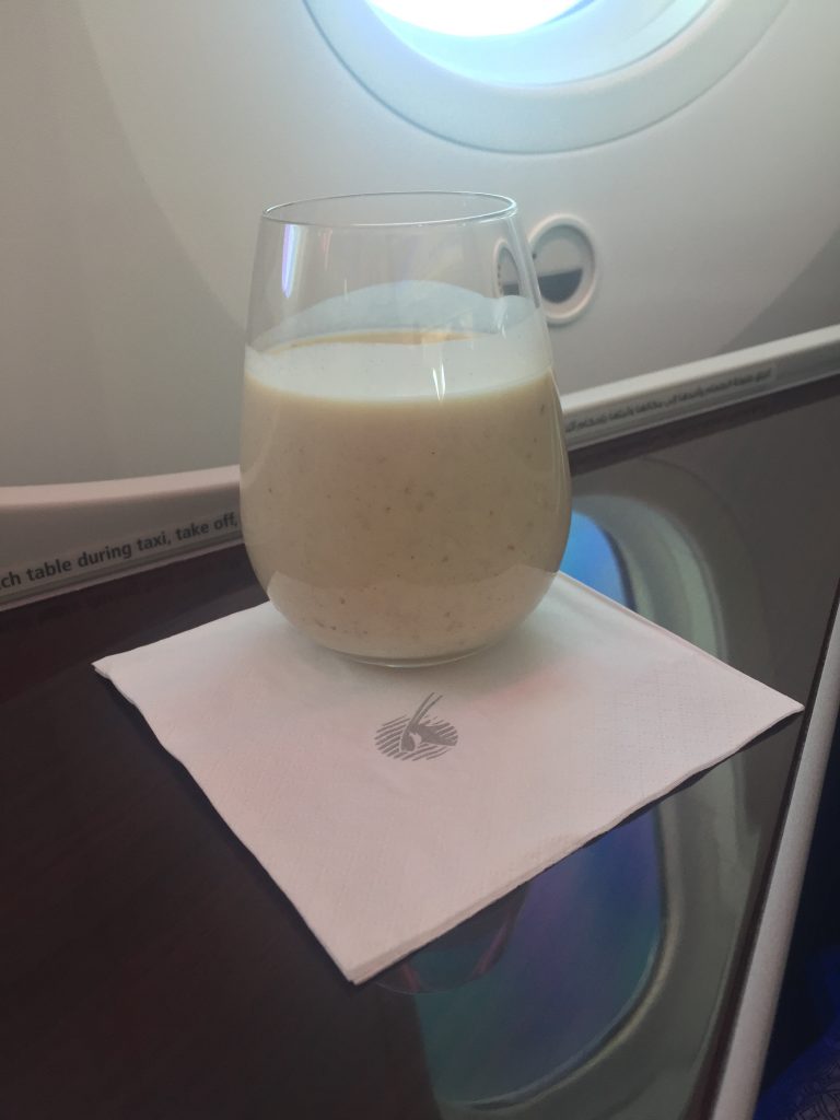 Klasa Biznes Qatar Airways B787 Dreamliner – smoothie daktylowo-cynamonowe