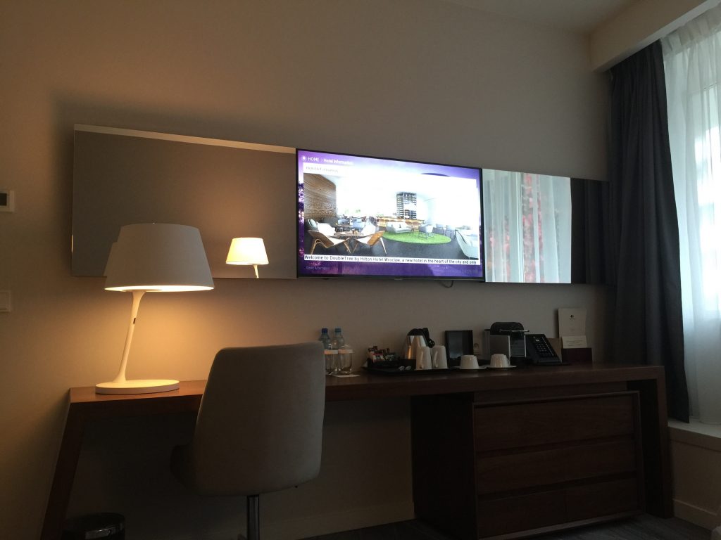 DoubleTree by Hilton Hotel, Wrocław - One Bedroom Suite, telewizor wbudowany w lustrzaną ścianę