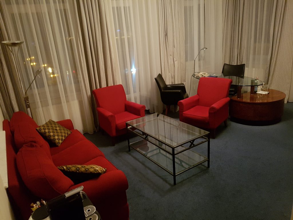 Radisson Blu Royal Astorija Hotel, Wilno - Apartament 540 - pokój dzienny