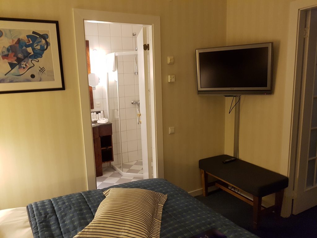 Radisson Blu Royal Astorija Hotel, Wilno - Apartament 540 - sypialnia - drzwi do łazienki