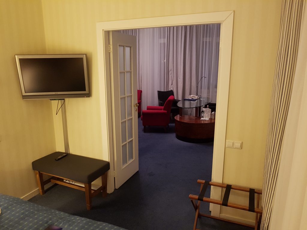 Radisson Blu Royal Astorija Hotel, Wilno - Apartament 540 - sypialnia - widok na pokój dzienny