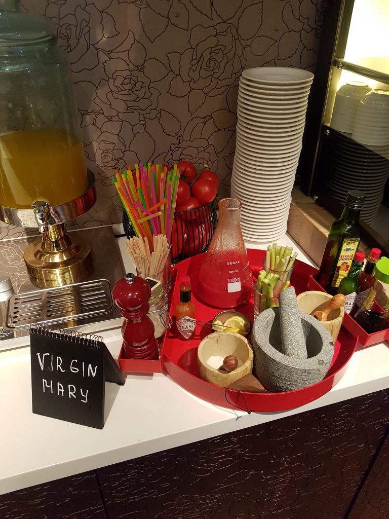 Radisson Blu Royal Astorija Hotel, Wilno - śniadanie - sok pomidorowy, virgin mary