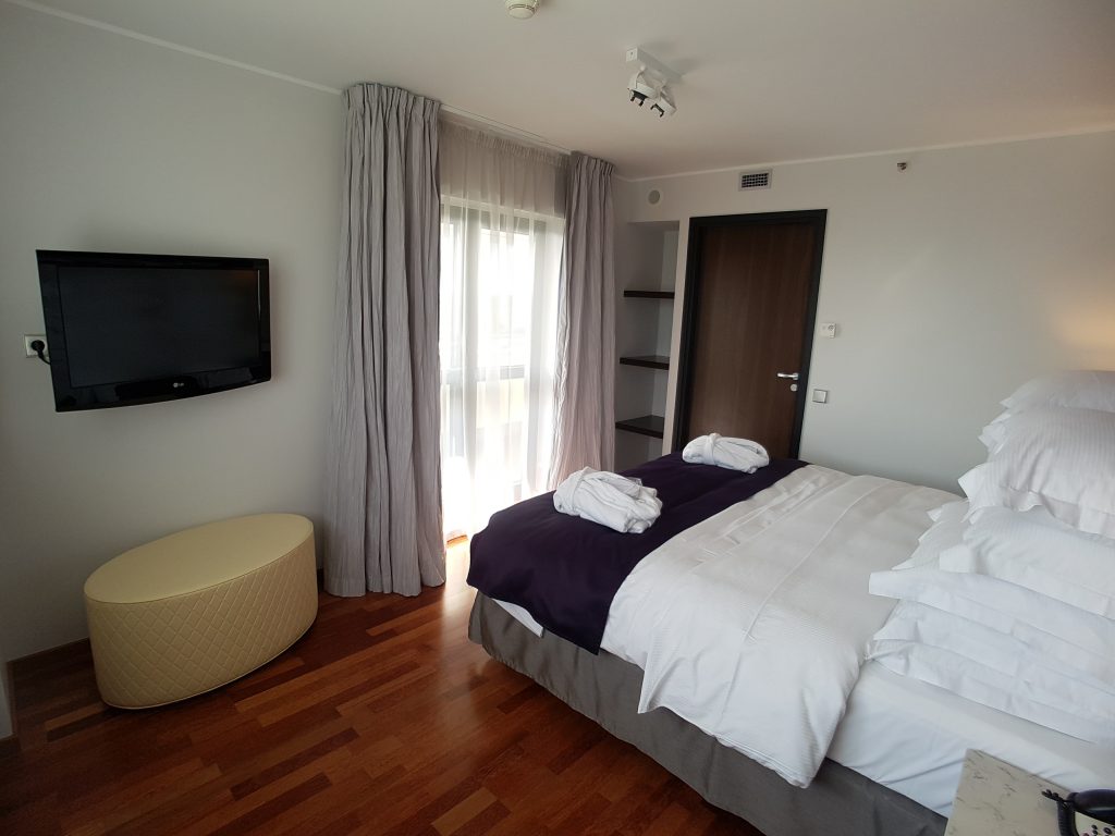 Radisson Blu Lietuva Hotel, Wilno – sypialnia w pokoju klasy "junior suite"