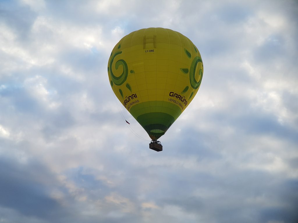 Radisson Blu Lietuva Hotel, Wilno – balon widziany z pokoju na 17.piętrze