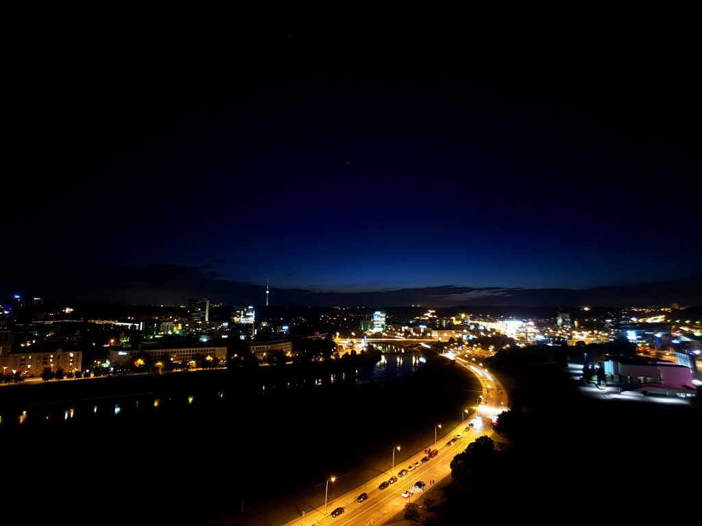 Radisson Blu Lietuva Hotel, Wilno – nocna panorama z pokoju na 17.piętrze