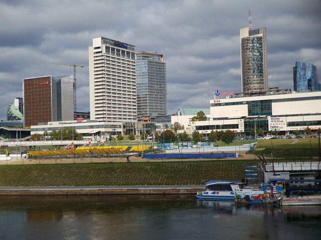 Radisson Blu Lietuva Hotel, Wilno – panorama na hotel znad rzeki