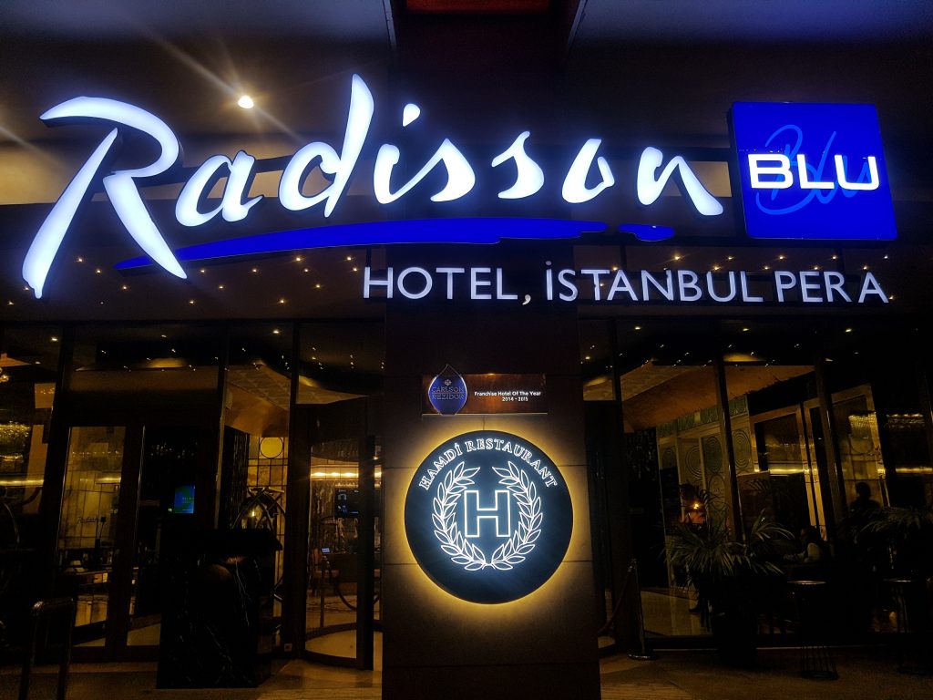 Radisson Blu Hotel Istanbul Pera, Stambuł - wejście do hotelu - noc
