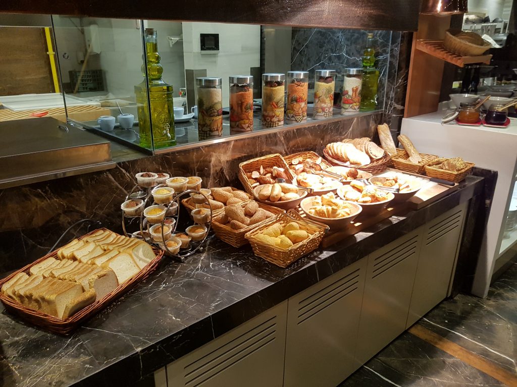 Radisson Blu Hotel Istanbul Pera, Stambuł - restauracja - bufet śniadaniowy - pieczywo