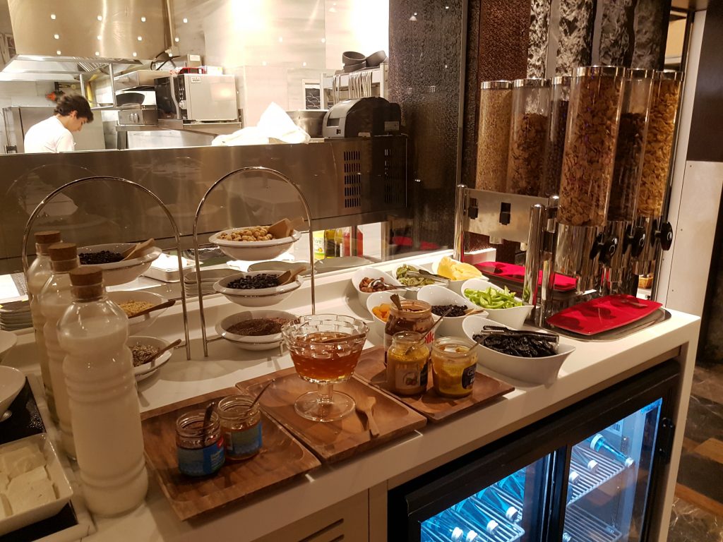 Radisson Blu Hotel Istanbul Pera, Stambuł - restauracja - bufet śniadaniowy - płatki i dodatki