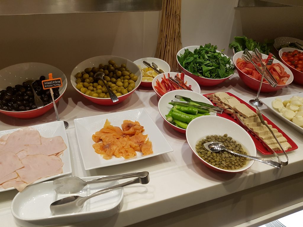 Radisson Blu Hotel Istanbul Pera, Stambuł - restauracja - bufet śniadaniowy - zimny bufet - oliwki, wędliny, ryby, warzywa