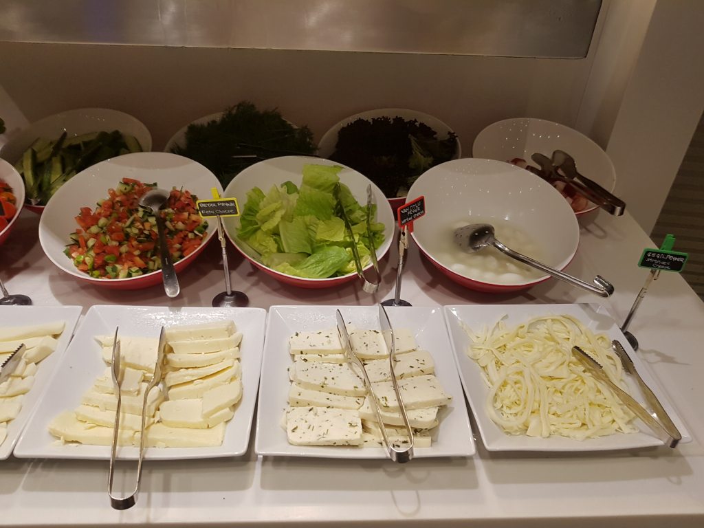 Radisson Blu Hotel Istanbul Pera, Stambuł - restauracja - bufet śniadaniowy - zimny bufet - sery, warzywa