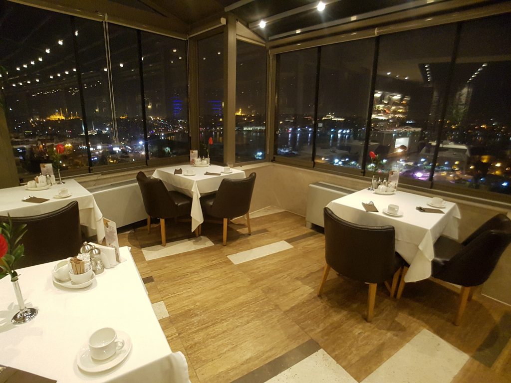 Radisson Blu Hotel Istanbul Pera, Stambuł - restauracja - najbardziej oblegane stoliki z najlepszym widokiem