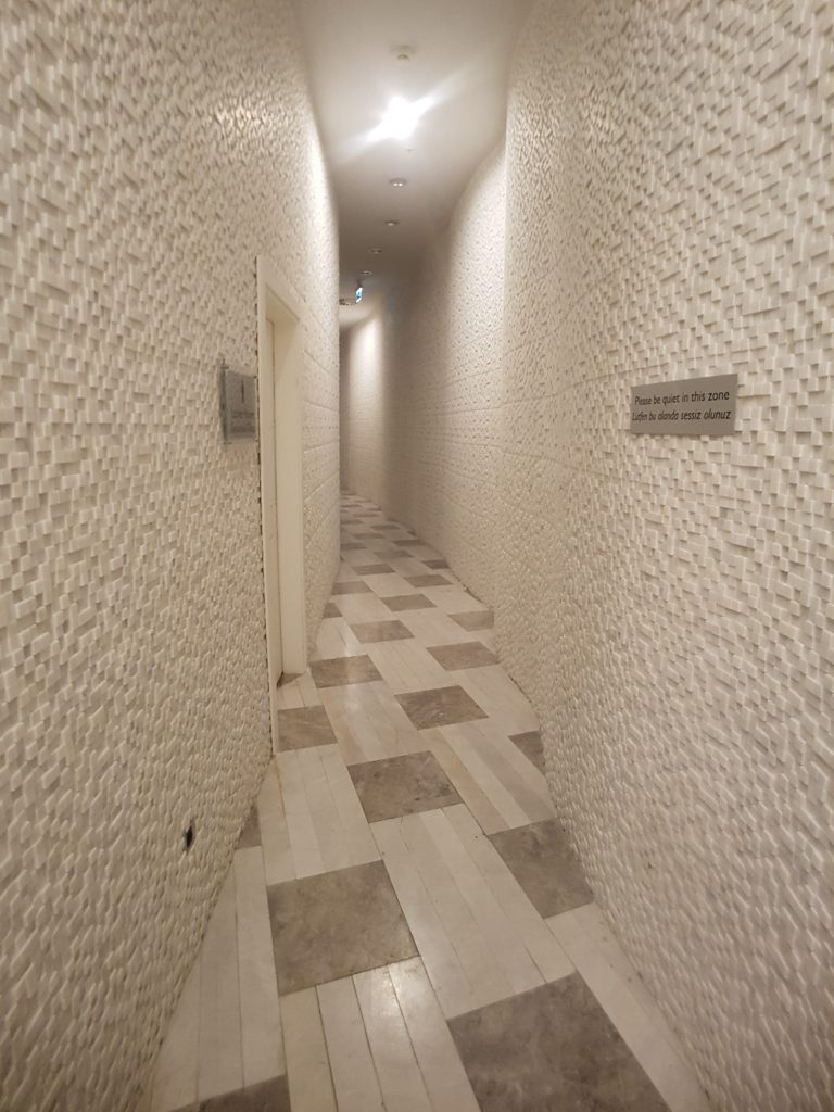 Radisson Blu Hotel Istanbul Pera, Stambuł - strefa fitness/spa - korytarze z mozaiką 3d na ścianach