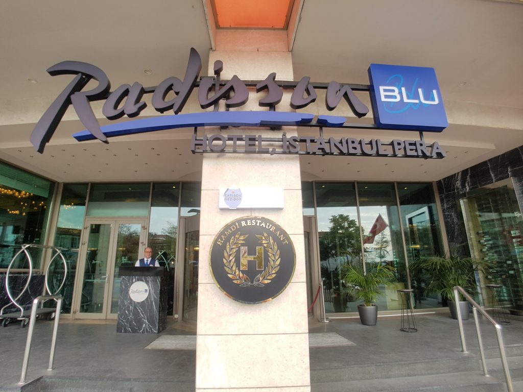 Radisson Blu Hotel Istanbul Pera, Stambuł - wejście do hotelu - dzień